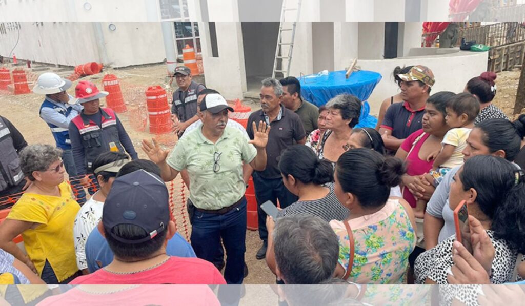 Habitantes la zona de Pakal-Ná en Palenque, se manifestaron frente a dicha obra, ya que aseguran, presenta cuarteaduras donde se filtra el agua, la cual genera encharcamientos en las casas colindantes.