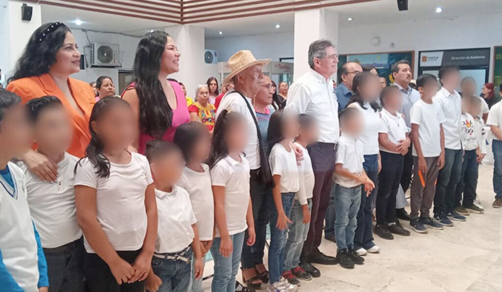 El Presidente Municipal, Carlos Morales Vázquez, dio inicio a la VI Feria Municipal del Libro en el patio central del Ayuntamiento. Niños, jóvenes y adultos disfrutaron del evento junto a bibliotecarios y la comunidad.