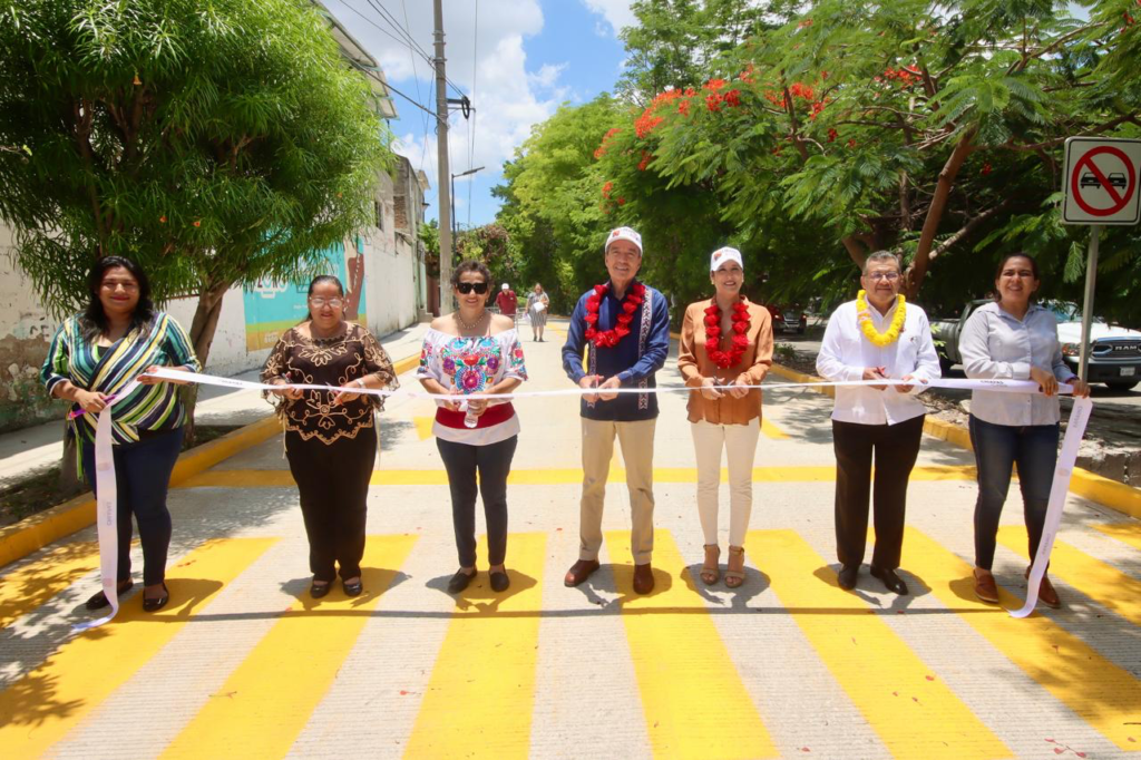 Después de 30 años de espera, se pavimentó la Avenida Palenque en Tuxtla Gutiérrez. Rutilio Escandón destaca la mejora en movilidad y seguridad.