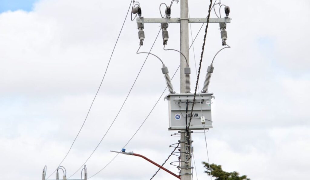 La inauguración de una red eléctrica en Corazón de María, San Cristóbal, marca un importante avance en servicios básicos para más de 750 familias.