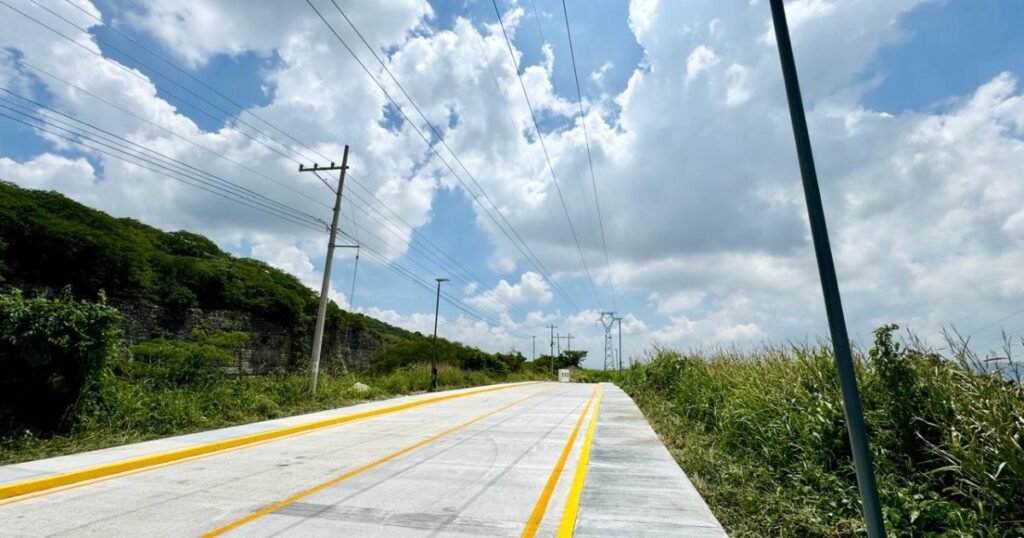 Gobernador Rutilio Escandón inaugura la nueva pavimentación de la calle Ciro Farrera, respondiendo a las necesidades de la comunidad.