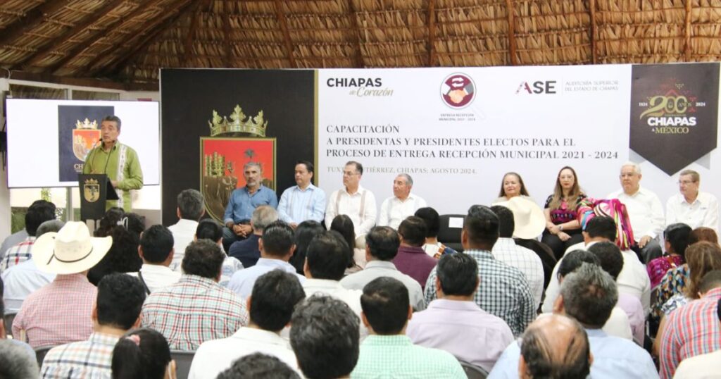 Rutilio Escandón inaugura la Capacitación para el Proceso de Entrega-Recepción Municipal 2021-2024 en Chiapas, destacando la importancia de la transparencia y la armonía en la transición.