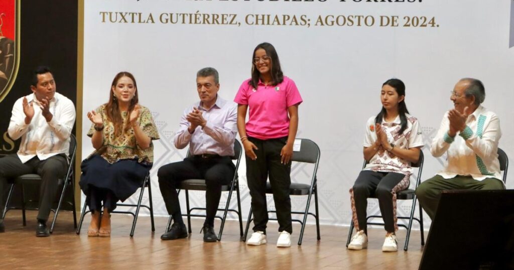 El gobernador Rutilio Escandón reconoce a la clavadista chiapaneca Alejandra Estudillo por su destacada participación en los Juegos Olímpicos de París 2024, augurando un futuro brillante para la joven atleta.