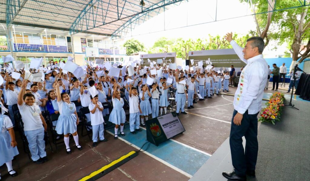 El gobernador deseó éxito a la comunidad estudiantil y a los casi 92 mil docentes que volvieron a las aulas en más de 22 mil escuelas de Chiapas.