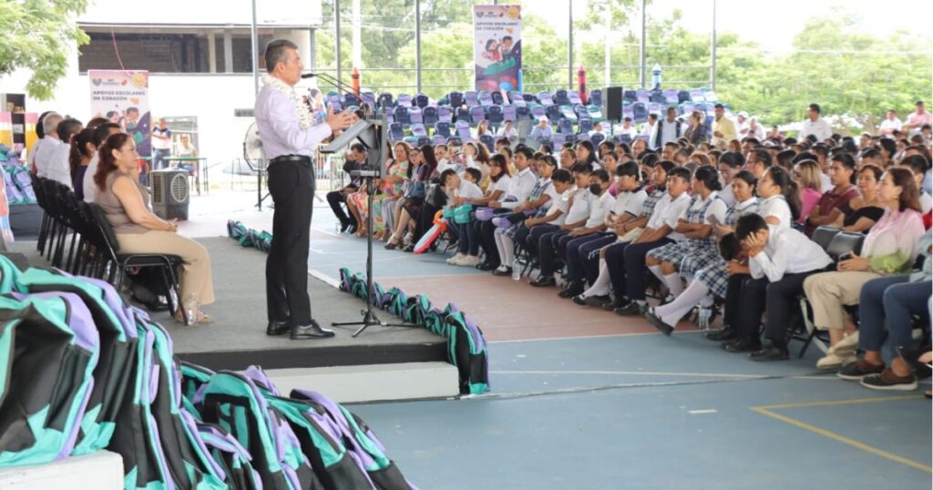 El gobernador Rutilio Escandón comienza la entrega de paquetes escolares en Berriozábal, beneficiando a miles de estudiantes en Chiapas.