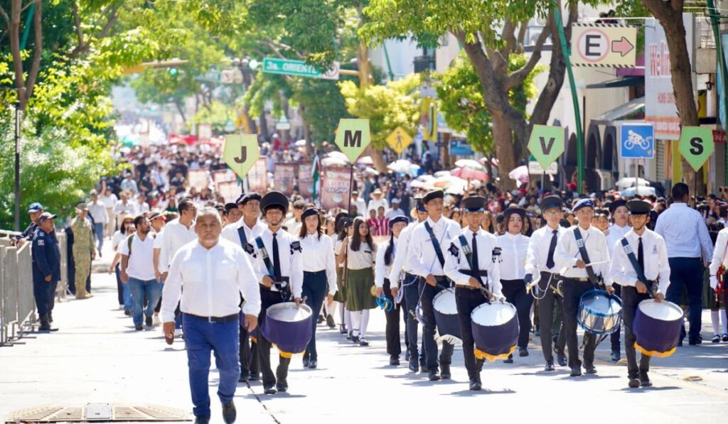 Con la participación de estudiantes, Fuerzas Armadas, Guardia Nacional y diversas instituciones, Chiapas conmemoró el 214 aniversario del inicio de la Independencia de México en un desfile lleno de patriotismo y unidad.