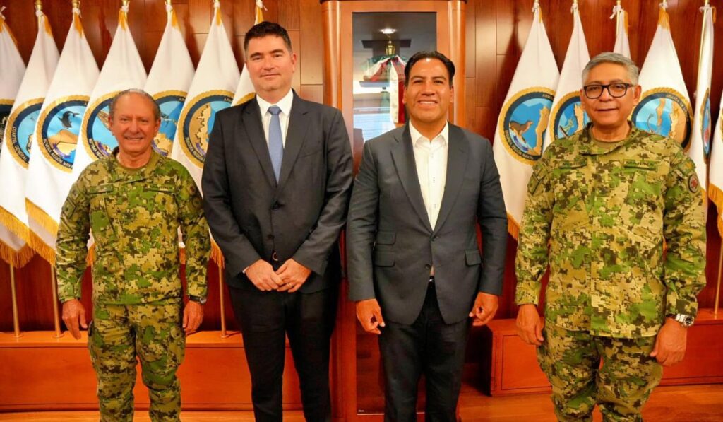 El gobernador electo de Chiapas, Eduardo Ramírez Aguilar, se reunió con altos mandos de la Secretaría de Marina para discutir proyectos clave que fortalecerán a Tapachula y Puerto Chiapas como centros económicos en Centroamérica.