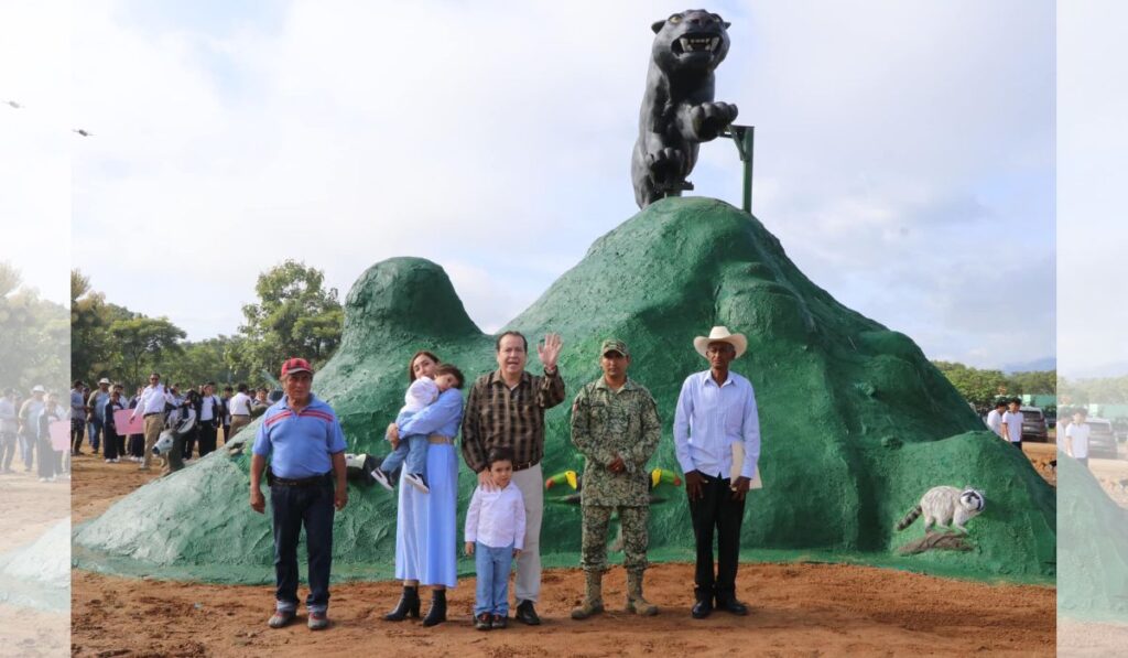 El presidente municipal de Villaflores, Mariano Rosales, inauguró la escultura del Jaguar Negro, un símbolo de protección y fuerza en la región.