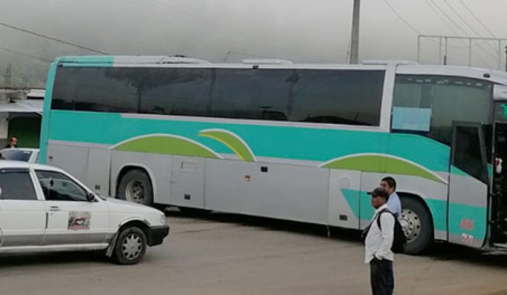 Fueron cerca de 80 personas, quienes, armados con palos y machetes, cerraron el paso a la altura del Crucero Temó, manifestando su inconformidad por la informalidad del alcalde.