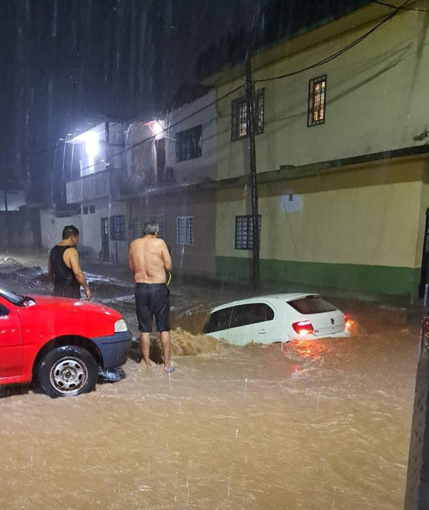 Lograron sacar al chofer, mientras que el carro desapareció en el agua.
