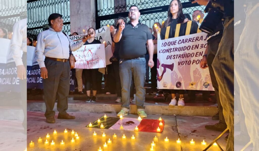 Con velas y vestidos de negro, se manifestaron nuevamente trabajadores de El Poder Judicial. 