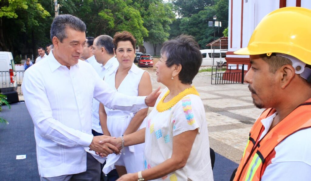 El gobernador Rutilio Escandón resaltó los avances en la reconstrucción de viviendas, escuelas y hospitales en Chiapas, gracias al Programa Nacional de Reconstrucción impulsado por el presidente Andrés Manuel López Obrador.