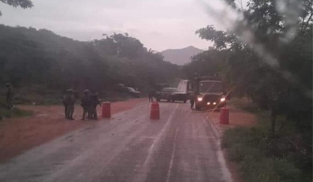 Detienen a ocho personas, entre ellos tres guatemaltecos, con armas exclusivas del Ejército tras agresión a militares en Chiapas.
