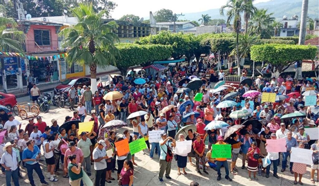 Portaron cartulinas y mantas, donde plasmaron sus peticiones.