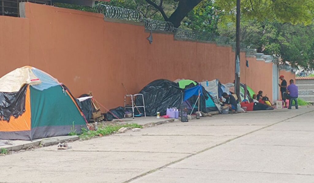 Indicó que se adecuaron espacios en diversas parroquias de Tuxtla para que pernocten; sin embargo, estos han resultado insuficientes.