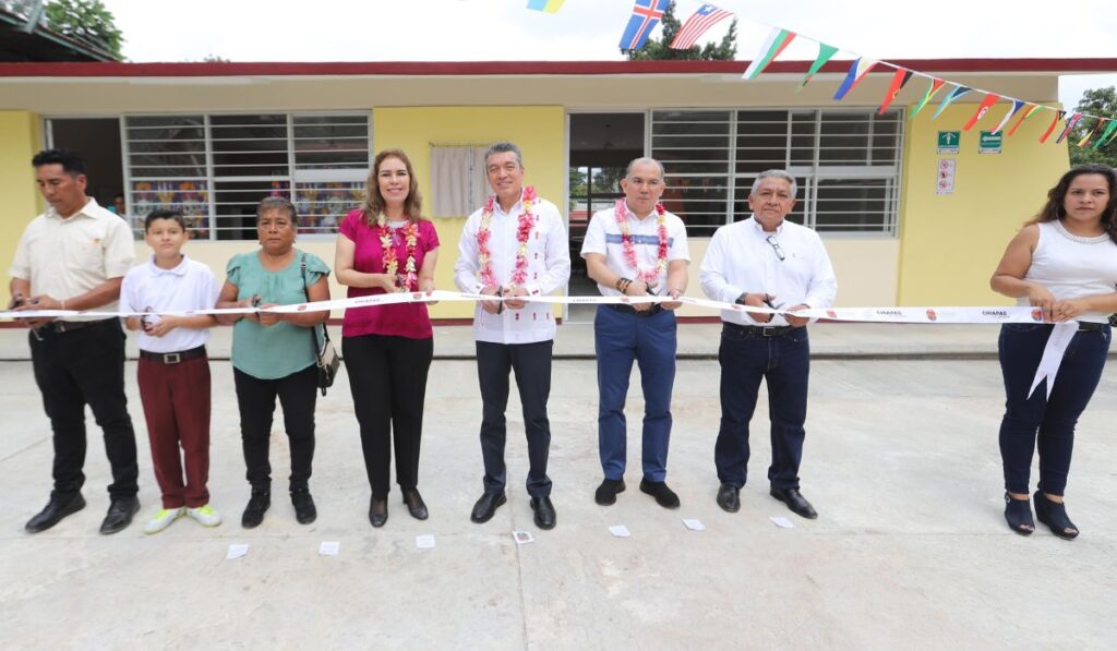 El gobernador de Chiapas refuerza la infraestructura educativa con la construcción de aulas seguras y dignas para el desarrollo de los estudiantes en Tuxtla Gutiérrez.