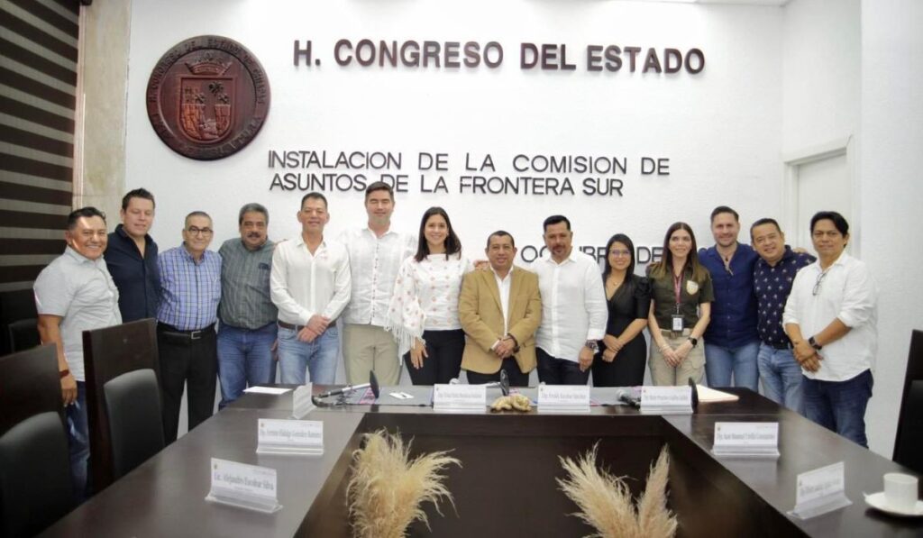 La ceremonia tuvo lugar en el recinto legislativo de la capital estatal y contó con la presencia de diversas autoridades locales y federales.