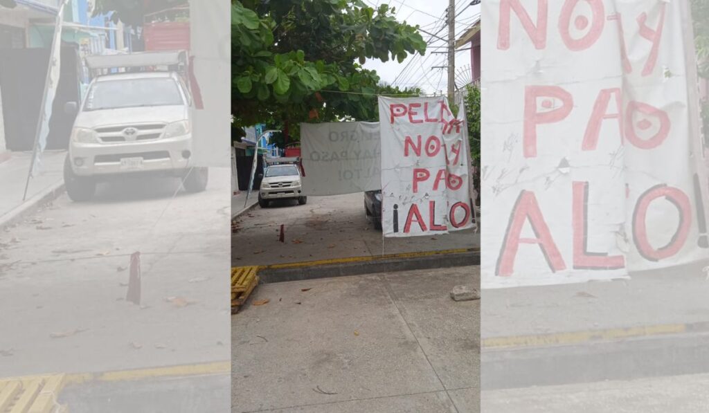 Según los colonos, tras finalizar la pavimentación, el personal de obras públicas dejó tiradas las rejas metálicas necesarias para completar el proyecto.