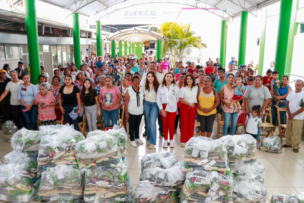 En compañía de la Presidenta honoraria del DIF Villaflores, dieron dichos apoyos.