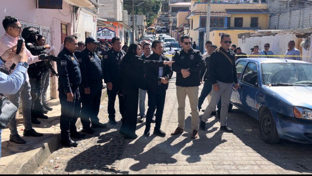 Fueron asesinados a quemarropa cerca de una escuela primaria. Al lugar de los hechos llegaron el fiscal general y el secretario de seguridad del pueblo.