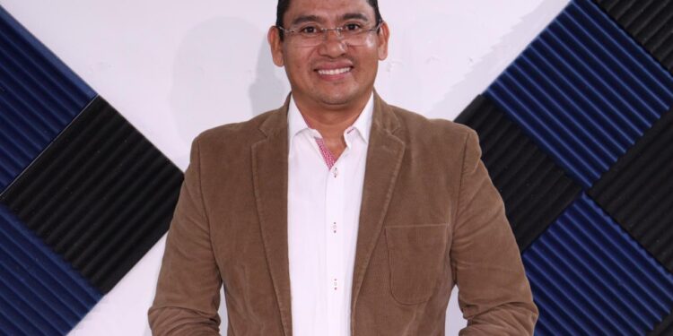 El aspirante a juez de Distrito en materia penal es autor de ocho libros en esta área del derecho, está a punto de sacar a la luz el noveno y actualmente escribe el décimo.