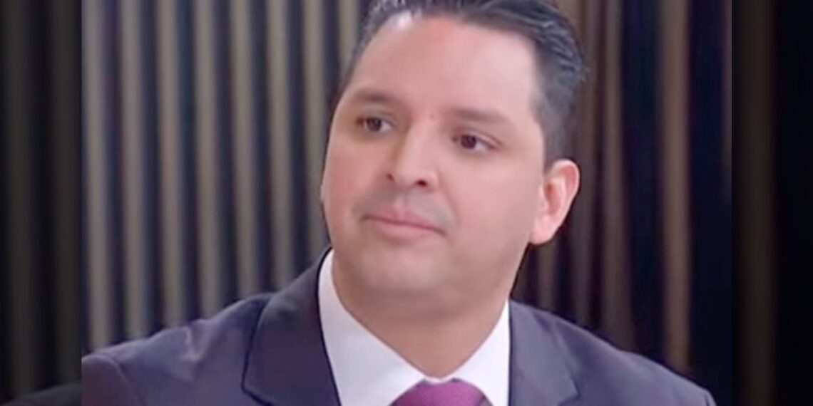 Inició actividades poco comunes en las redes sociales para llamar la atención de sus seguidores y dar a conocer su candidatura como el número 48 en la lista de color morada de la boleta, para elegir ministros de la Suprema Corte.