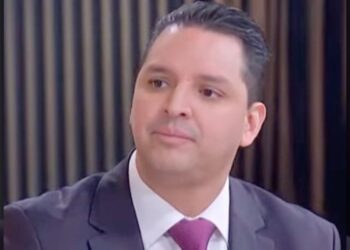 Inició actividades poco comunes en las redes sociales para llamar la atención de sus seguidores y dar a conocer su candidatura como el número 48 en la lista de color morada de la boleta, para elegir ministros de la Suprema Corte.