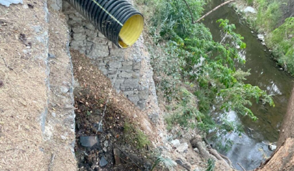 La irresponsabilidad de Ángel Torres no permite que se arreglen las fugas de aguas negras que escurren al emblemático cauce de la capital chiapaneca