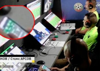 ¡Escándalo! Árbitro del VAR es captado revisando página de apuestas en pleno partido en Bulgaria