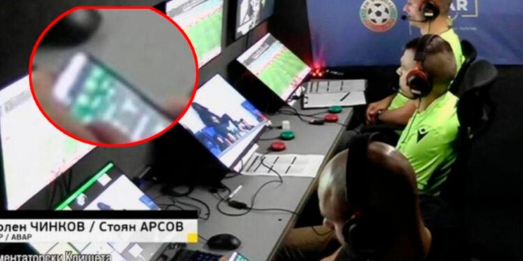 ¡Escándalo! Árbitro del VAR es captado revisando página de apuestas en pleno partido en Bulgaria