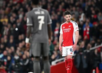 Los dos golazos de falta de Rice que dejan al Real Madrid en la lona de la Champions League.