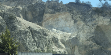 Cerros devastados reflejan décadas de saqueo ambiental; más de 23 millones de toneladas de material pétreo extraídas entre 1940 y 2017