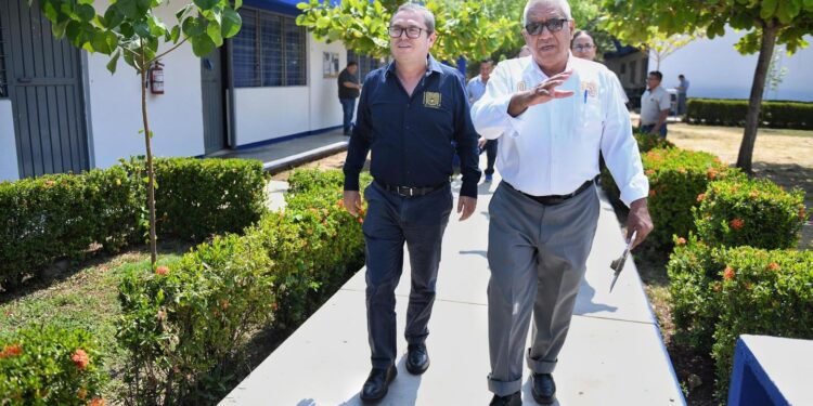Se reunió con las comunidades de las sedes universitarias en Tonalá y Arriaga.