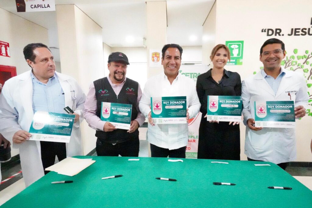 El mandatario visitó el Hospital Gómez Maza y firmó su tarjeta como voluntario.