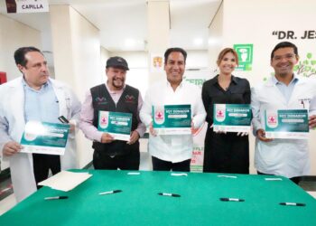 El mandatario visitó el Hospital Gómez Maza y firmó su tarjeta como voluntario.