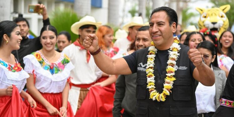Eduardo Ramírez entregó chips con Internet gratuito a estudiantes del Tecnológico de Cintalapa.