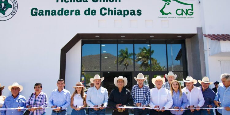Eduardo Ramírez encabeza Asamblea de la Unión Ganadera Regional y entrega apoyos al campo chiapaneco.