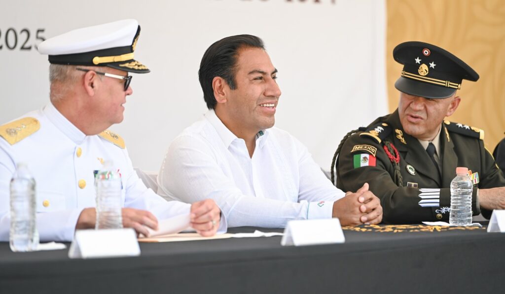 El gobernador asistió a la ceremonia cívico-militar donde reconoció el legado de la Armada.