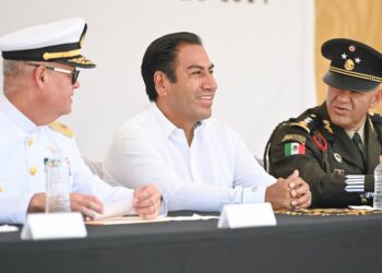 El gobernador asistió a la ceremonia cívico-militar donde reconoció el legado de la Armada.