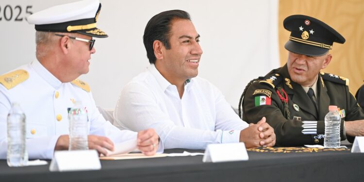 El gobernador asistió a la ceremonia cívico-militar donde reconoció el legado de la Armada.