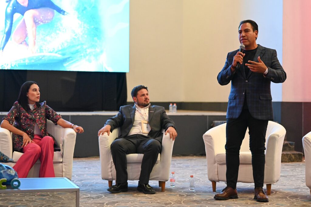 Destaca la riqueza natural y cultural del estado, así como el clima de paz que impulsa su proyección internacional.