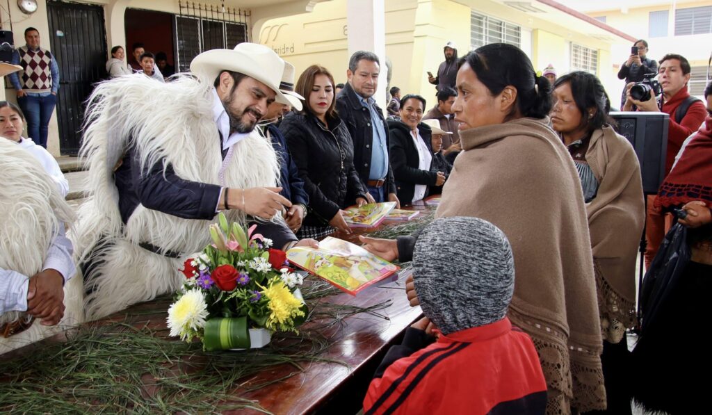Arranca programa “Chiapas Puede”; con más de 390 inscritos, Roger Mandujano destacóen tsotsil el compromiso del gobierno con los pueblos originarios.
