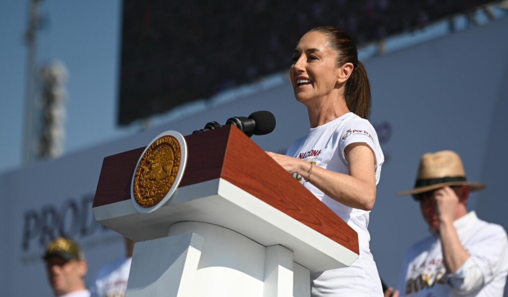 Claudia Sheinbaum lidera Clase Nacional de Boxeo desde el Zócalo: “México dice sí a la educación, al deporte y al amor”