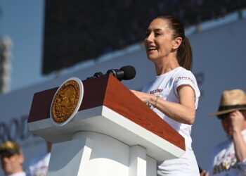 Claudia Sheinbaum lidera Clase Nacional de Boxeo desde el Zócalo: “México dice sí a la educación, al deporte y al amor”