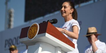 Claudia Sheinbaum lidera Clase Nacional de Boxeo desde el Zócalo: “México dice sí a la educación, al deporte y al amor”
