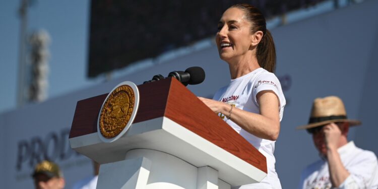 Claudia Sheinbaum lidera Clase Nacional de Boxeo desde el Zócalo: “México dice sí a la educación, al deporte y al amor”