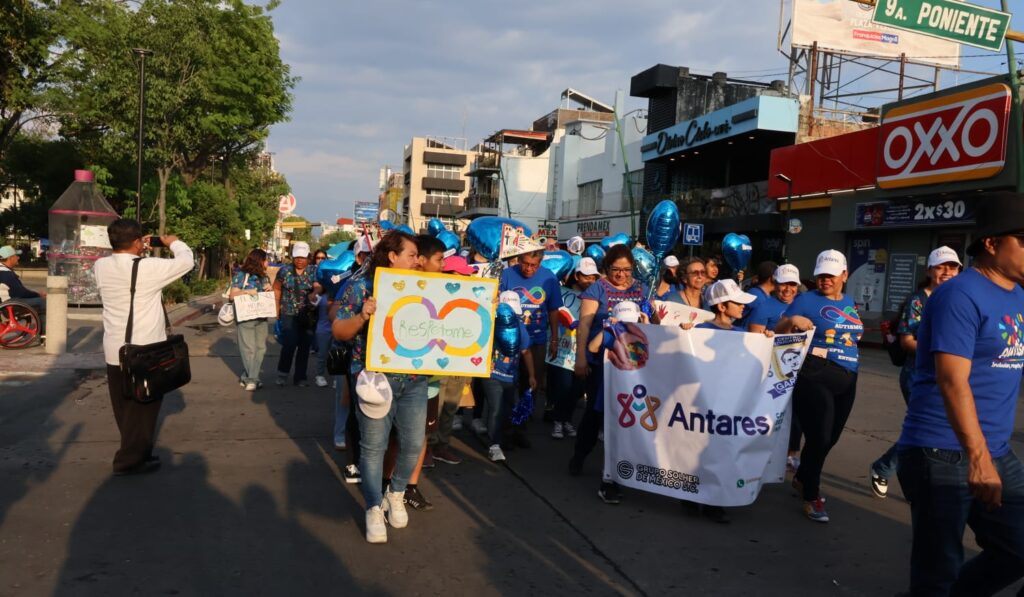 Cientos realizaron una caminata del Parque de la Marimba al Parque Bicentenario.