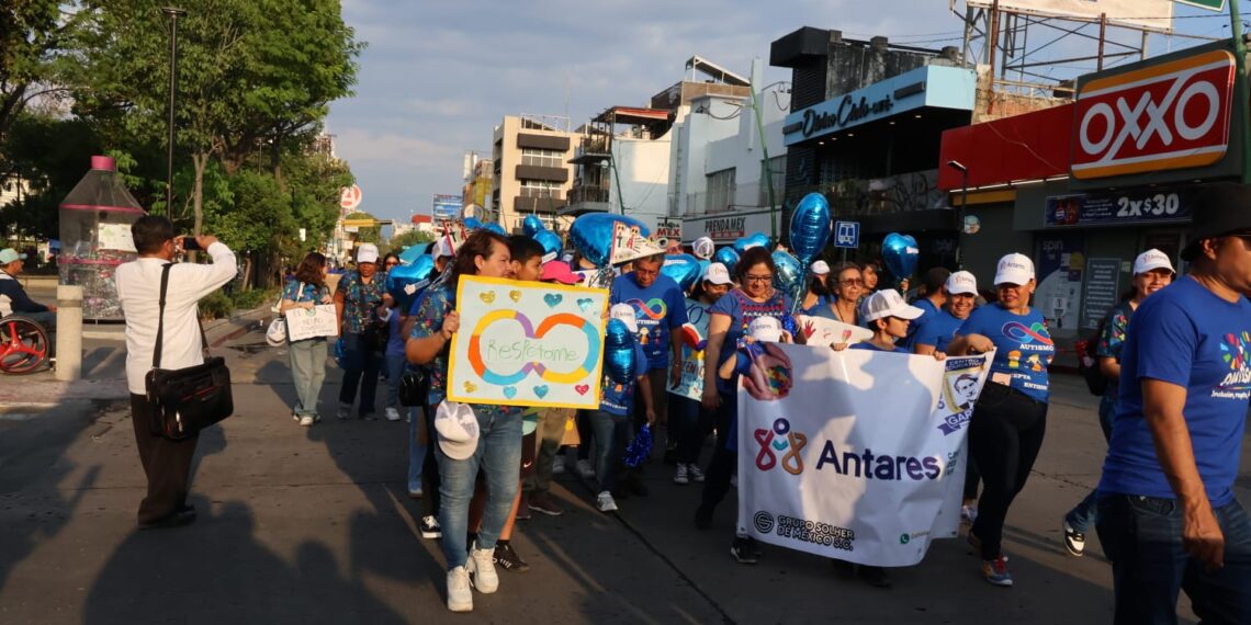 Cientos realizaron una caminata del Parque de la Marimba al Parque Bicentenario.
