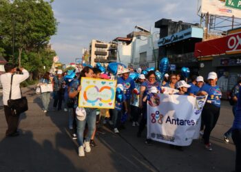 Cientos realizaron una caminata del Parque de la Marimba al Parque Bicentenario.