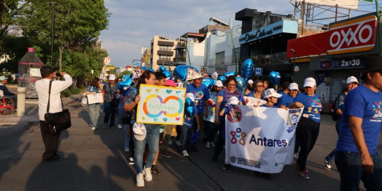 Cientos realizaron una caminata del Parque de la Marimba al Parque Bicentenario.